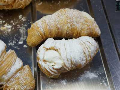 Coda di aragosta - Si tratta di una variante della sfogliatella riccia napoletana, ma pi� grande e allungata da sembrare appunto il carapace di un�aragosta. Nacque dalla sperimentazione di un pasticcere napoletano 